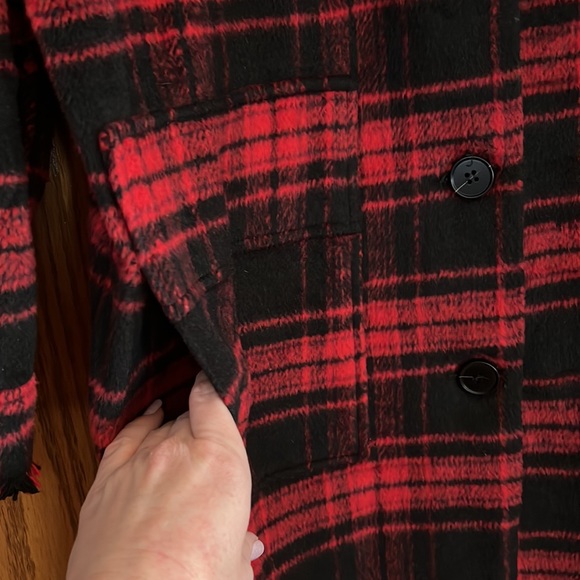 Super soft, lighter weight red and black plaid jacket ❤️🖤 - Picture 5 of 7